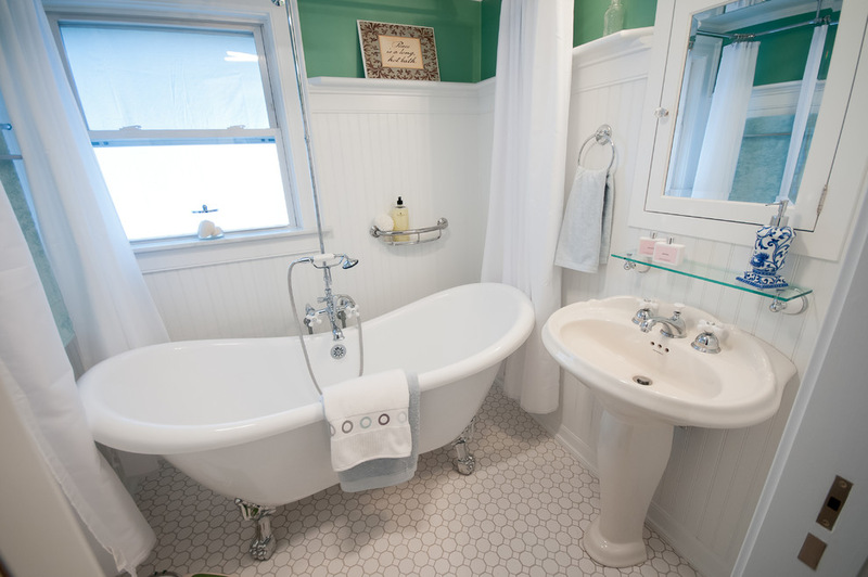 traditional bathroom by Nathan J. Reynolds-Poulin